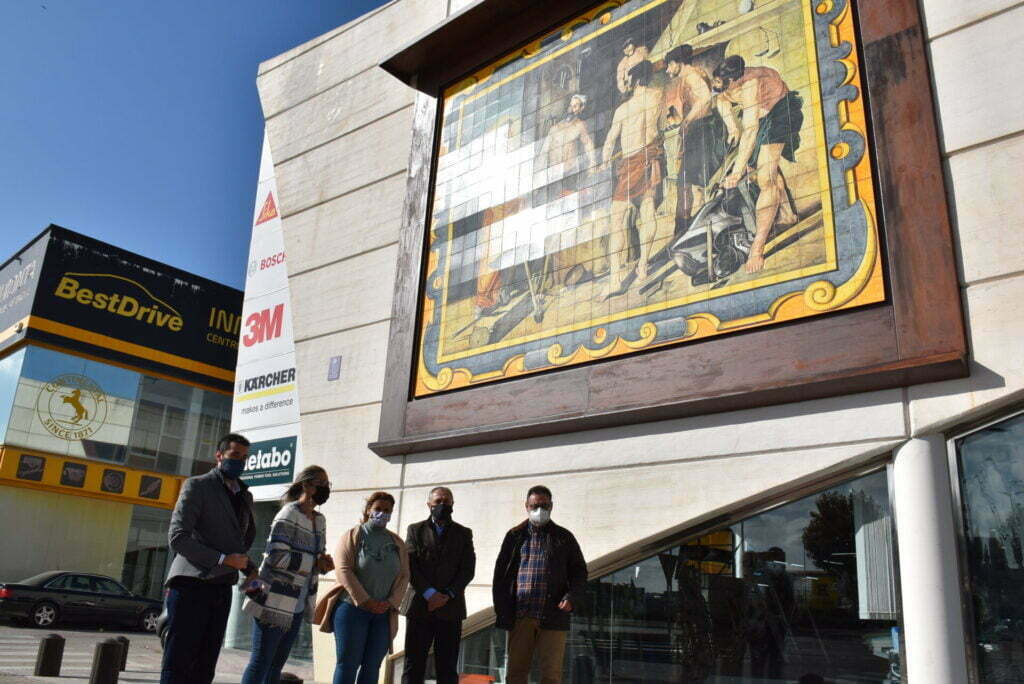 Visita del equipo de gobierno de Talavera a la inauguración del mural cerámico en Pedro Durán 