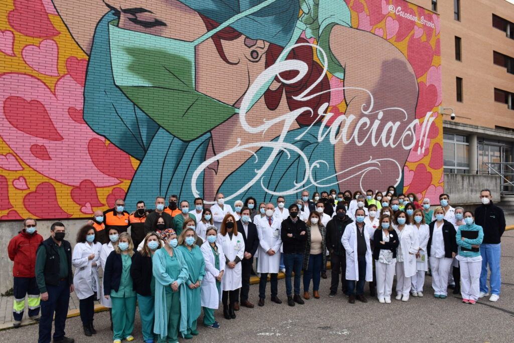 El mural que rinde homenaje a sanitarios y trabajadores en primera línea durante la pandemia ya luce junto al Hospital 