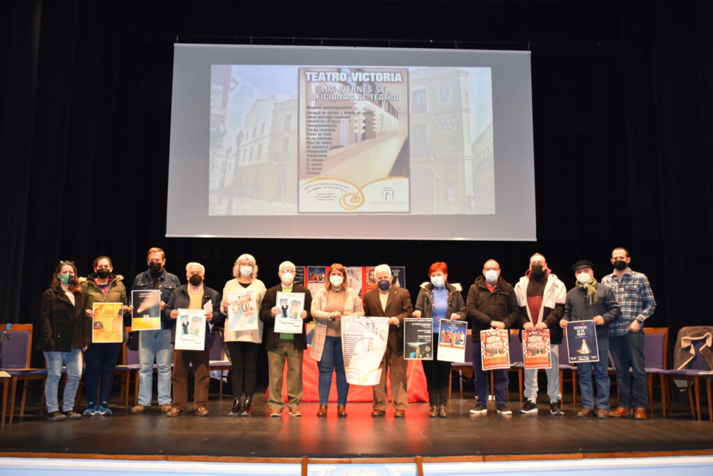 La alcaldesa muestra su apoyo al talento talaverano y al acercamiento de la cultura a la ciudadanía con el regreso de ‘Los Viernes se aficionan al teatro’ 