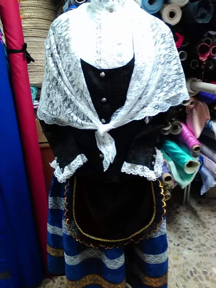 Academia de moda Rosi, trajes tradicionales en el Barrio Puerta Cuartos