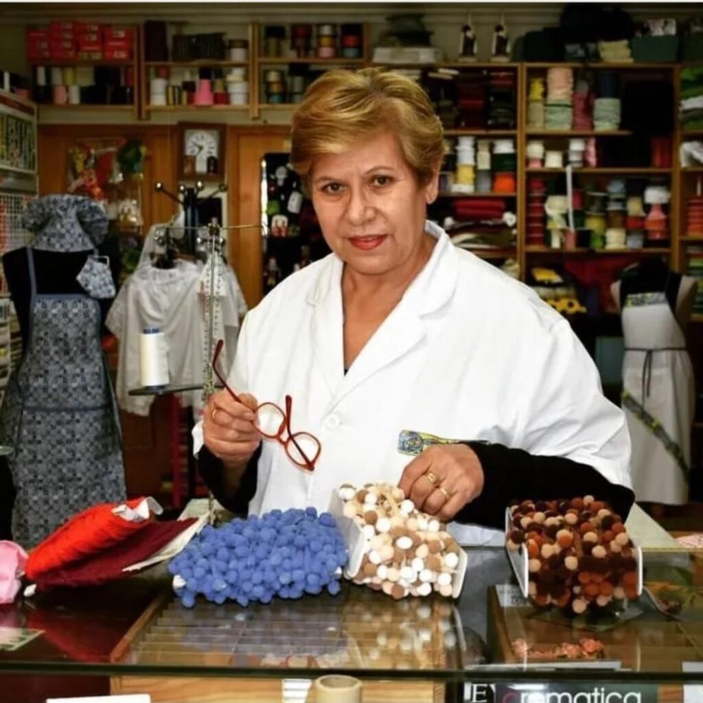 Academia de moda Rosi, trajes tradicionales en el Barrio Puerta Cuartos