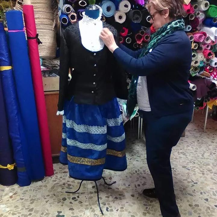 Academia de moda Rosi, trajes tradicionales en el Barrio Puerta Cuartos