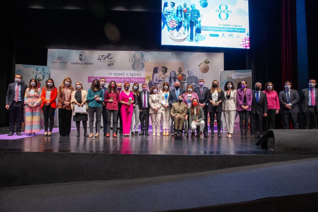 Tita García recuerda que las mujeres “no queremos ser más, pero tampoco menos” en el acto institucional del gobierno 