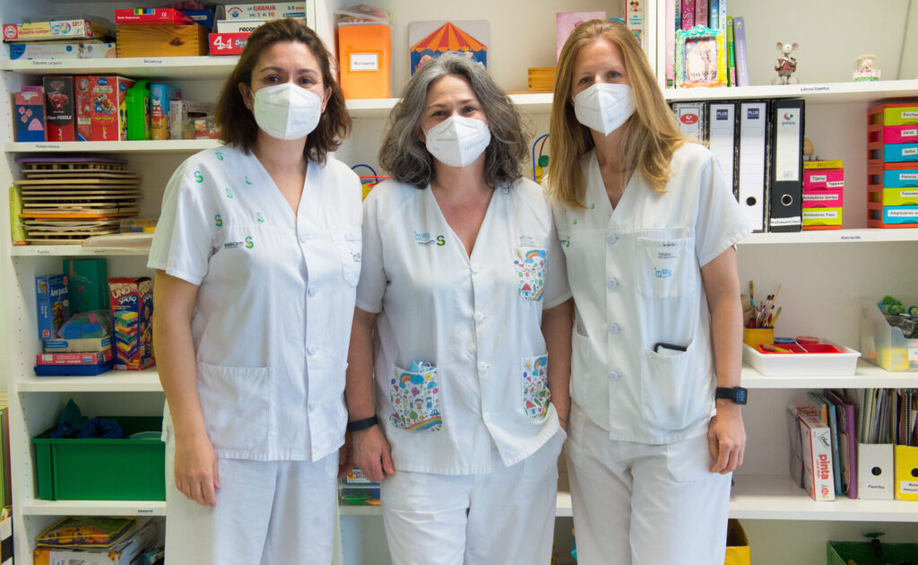 Terapeutas ocupacionales del Hospital de Parapléjicos elaboran tutoriales para asesorar a las familias en el manejo del niño con lesión medular