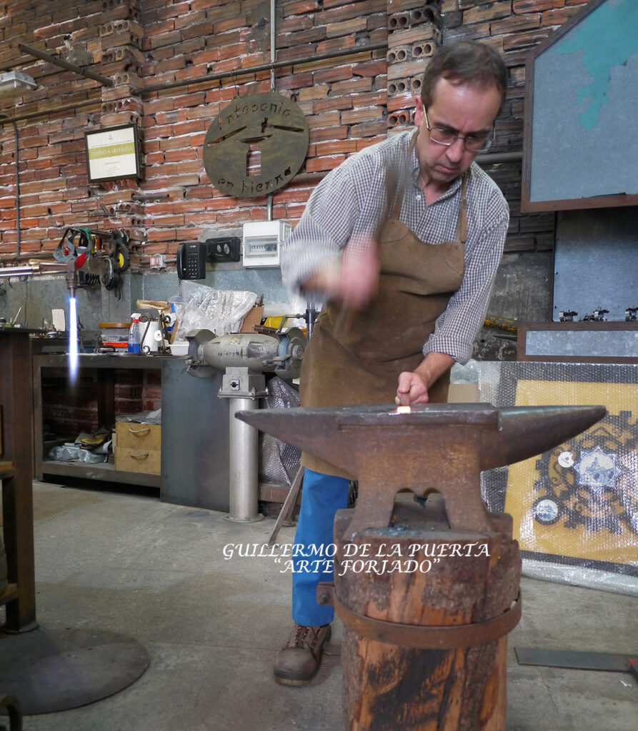 Guillermo de la puerta, forja y artesanía en el barrio La Milagrosa