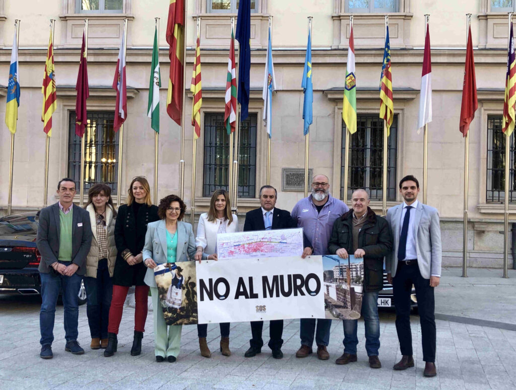 Gregorio y Agudo, con Serrano, Riolobos, los ediles Delgado e Higueruela y representantes de SOS Talavera, ante el edificio del Senado