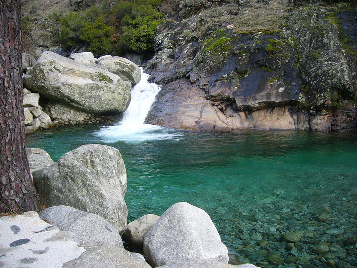 Las 7 piscinas naturales y charcas donde darte un chapuzón en Gredos 