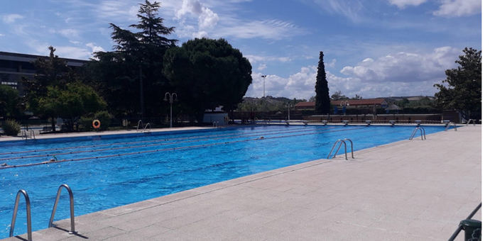 Kiosco – Terraza Alameda en Talavera, ambiente acogedor y comida casera mientras te refrescas en la piscina