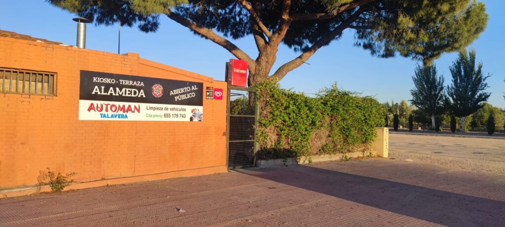 Kiosco – Terraza Alameda en Talavera, ambiente acogedor y comida casera mientras te refrescas en la piscina