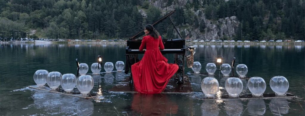 Le pianO du lac trae su espectáculo 'flora idónea' al embalse de Cazalegas