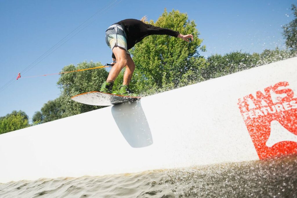 Turismo activo a un paso de Talavera: Disfruta de un verano de 10 en el embalse de Cazalegas Wake Park Cazalegas, otra forma de hacer deporte acuático