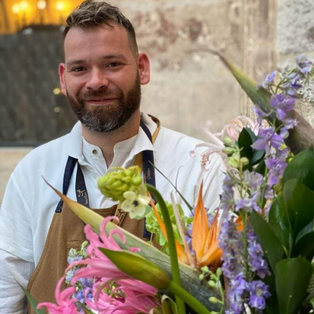 Alejandro talaverano participa para ser el Mejor Artesano Florista