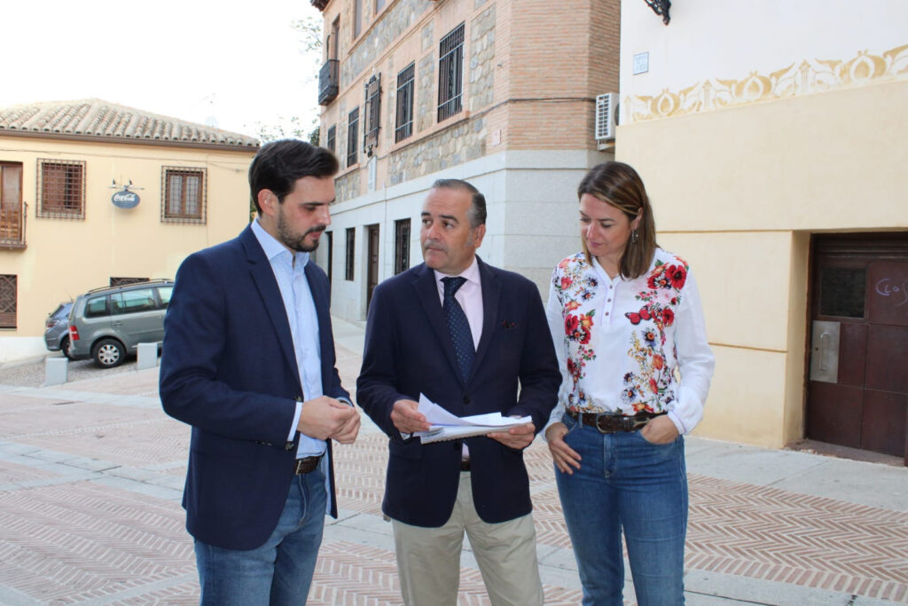 Carga del vehículo en un punto de luz del garaje del Ayuntamiento de Talavera