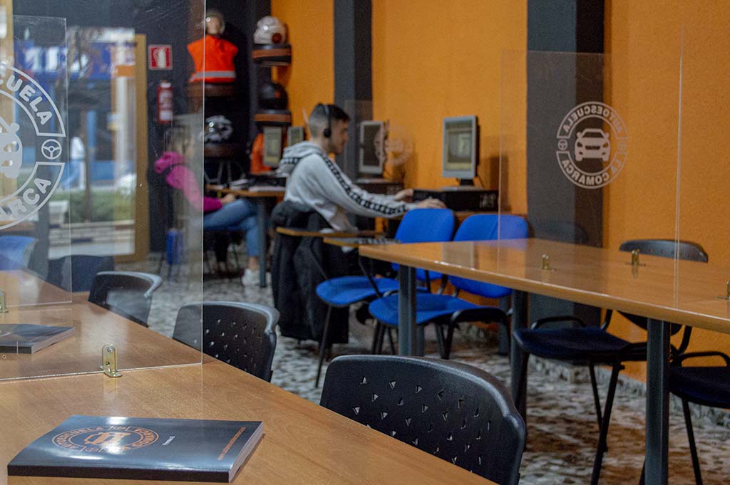 uno de sus alumnos preparando el examen en sus instalaciones