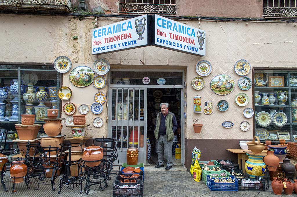 ceramicas hermanos timoneda, 75 años en el mismo barrio