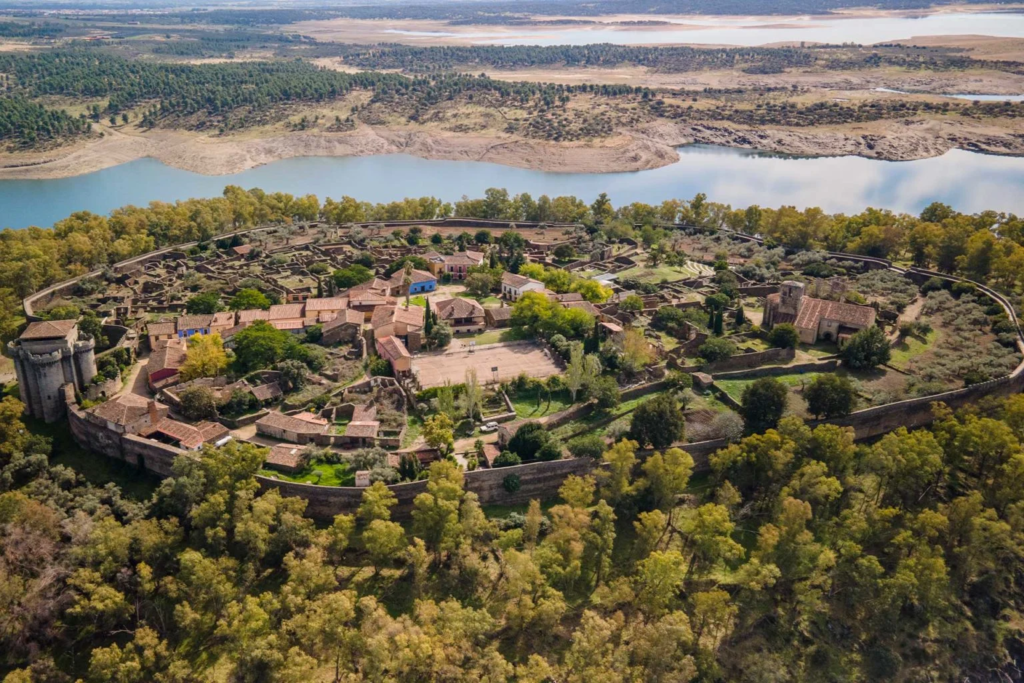 Escápate este finde a Granadilla, Cáceres a 90 minutos de Talavera Encanto natural y de ensueño a un paso de Talavera: Cáceres