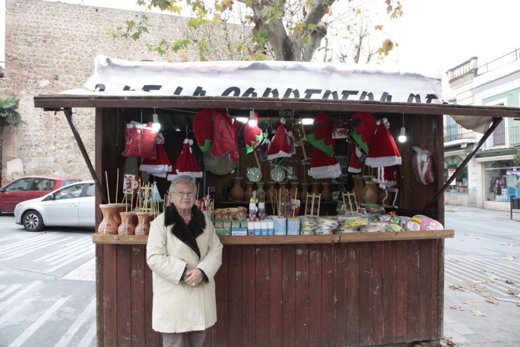Rosa, gracias por 80 años de tradición, vendiendo y fabricando zambombas artesanales en Talavera