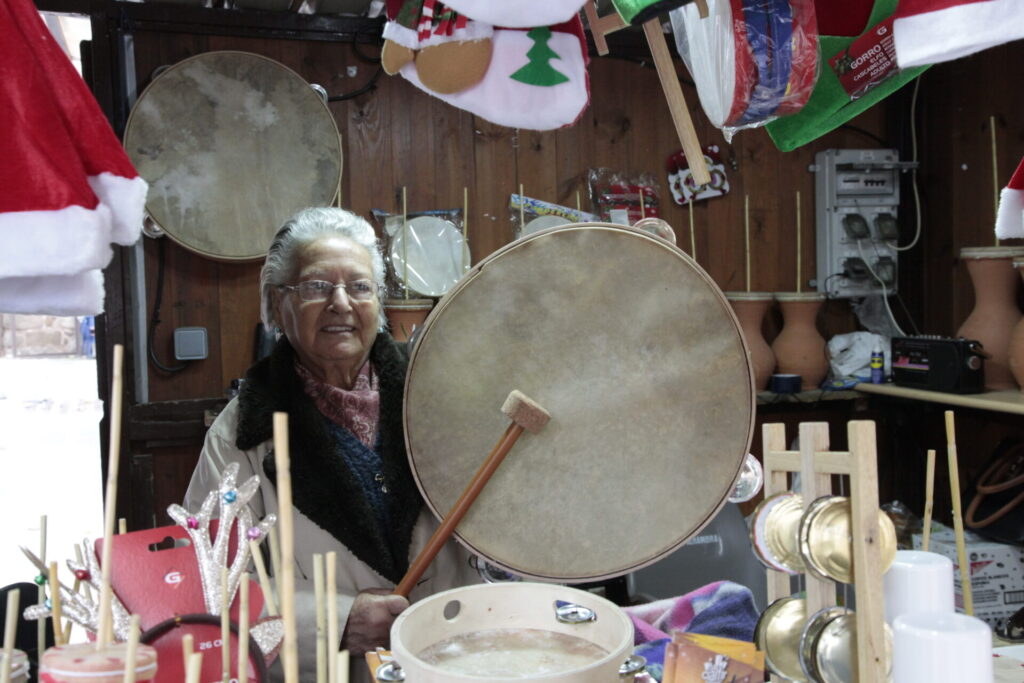 Rosa, gracias por 80 años de tradición, vendiendo y fabricando zambombas artesanales en Talavera