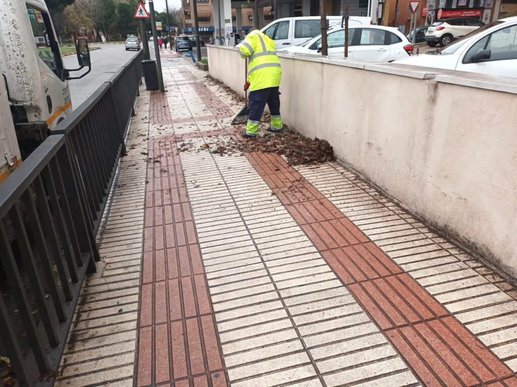 Los operarios trabajan intensamente para paliar los efectos de la lluvia