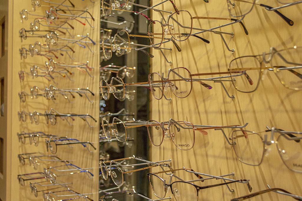 variedad de gafas en el negocio