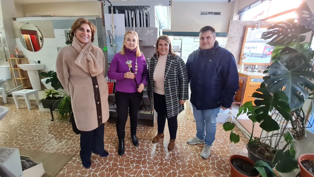 Viuda de Clemente González recibe un reconocimiento a sus 80 años de negocio en Talavera