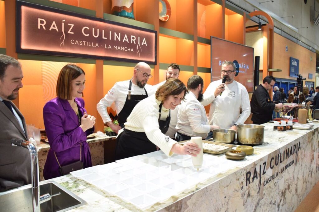 El Gobierno de Castilla-La Mancha reconocerá con chaquetillas y placas a los 82 embajadores de la marca gastronómica regional Raíz Culinaria