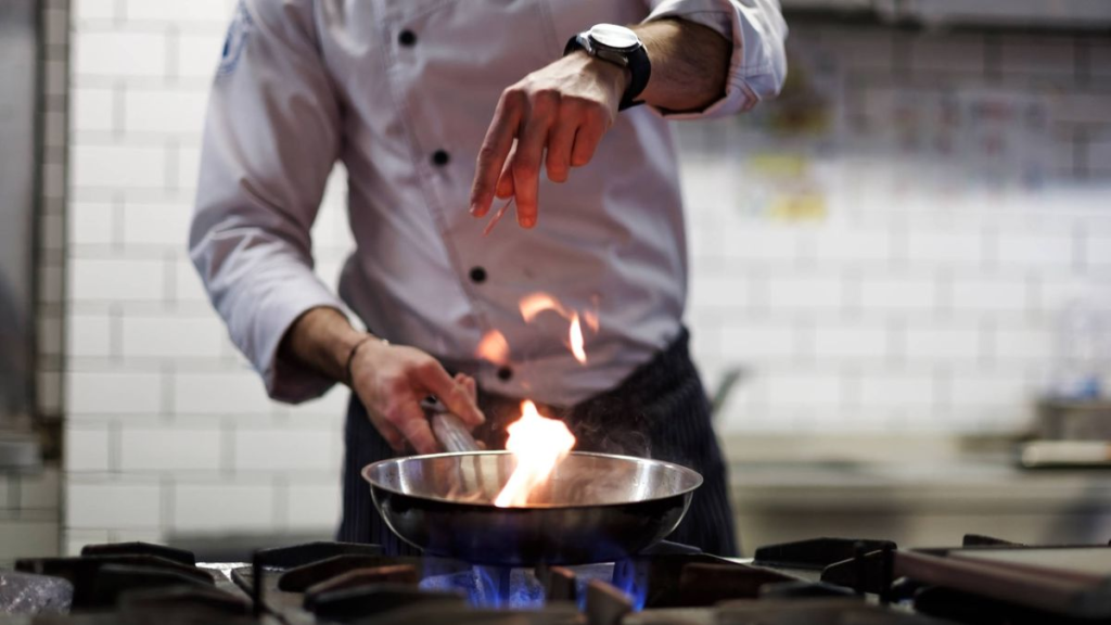 Se necesita cocinero /a en Pepino