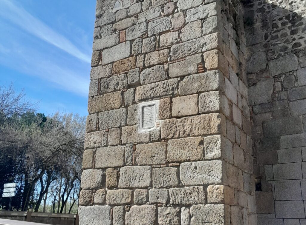 La placa donada por la UNEDD ya luce en la Alcazaba de Talavera