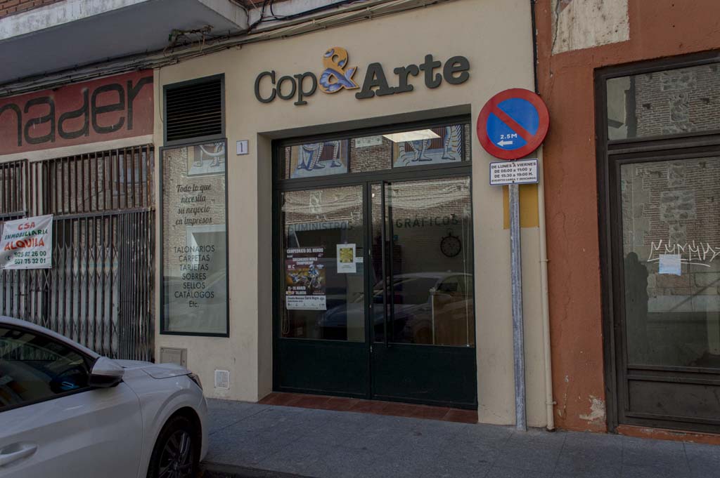 fachada de copyarte con un guiño a la cultura talaverana