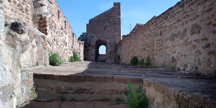 Talavera abre las puertas de su tesoro histórico: Muralla del Charcón Desde este fin de semana comienzan las visitas guiadas a Entretorres muralla de Talavera La muralla del Salvador será visitable los sábados tarde con acceso libre