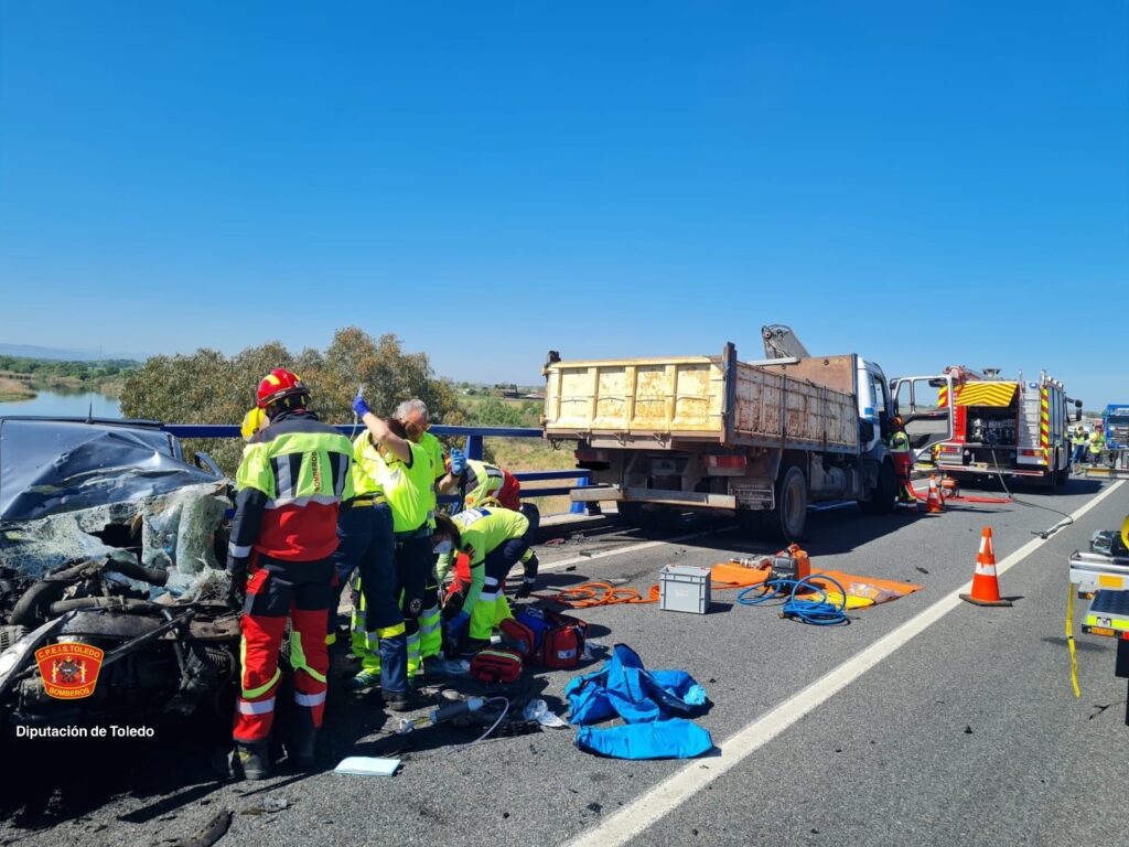 Dos heridos en choque frontal entre camión y coche en Talavera