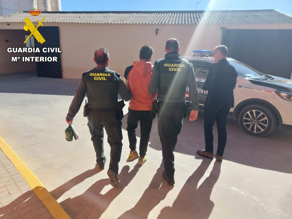 La Guardia Civil sorprende in fraganti alpresunto autor de nueve robos en interior de vehículos
