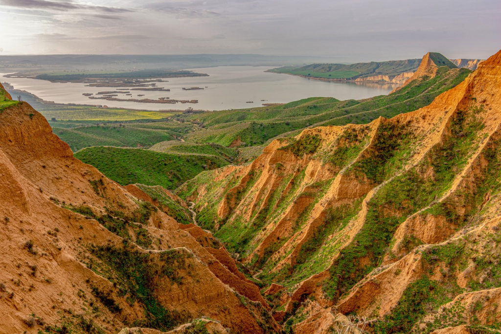 Las barrancas de Burujón, bellas cárcavas arcillosas que caen sobre las aguas del Tajo cerca de Talavera