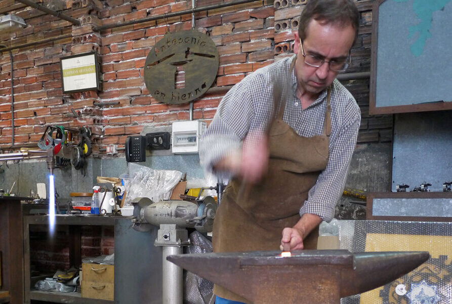 Guillermo de la Puerta: Forja y artesanía en el corazón del barrio La Milagrosa