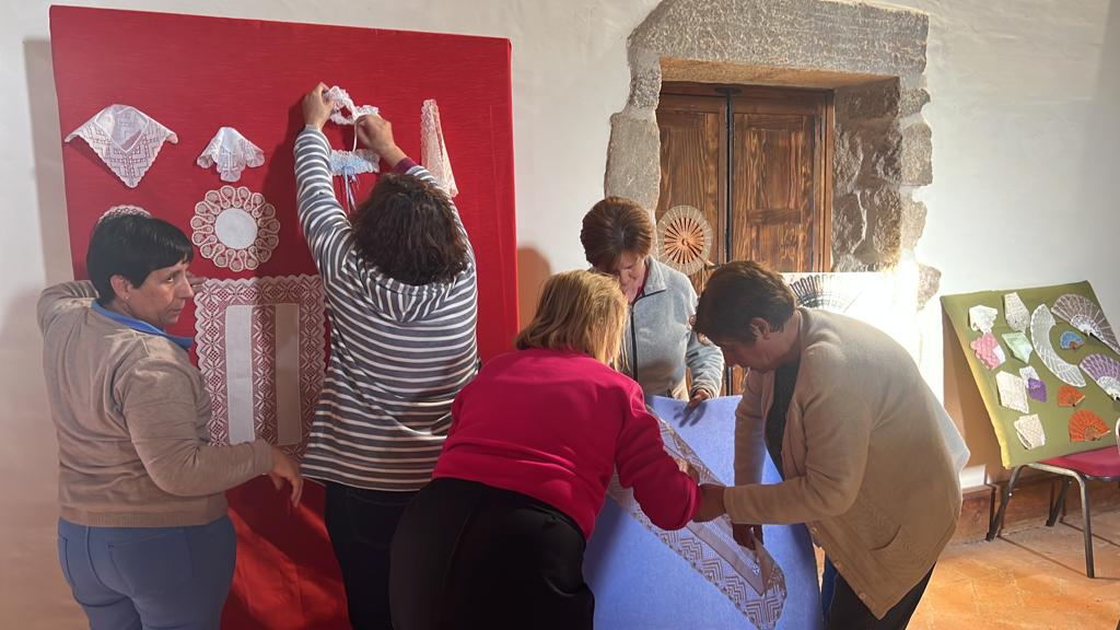 Exitoso encuentro de encajeras de bolillos en el Castillo de La Adrada