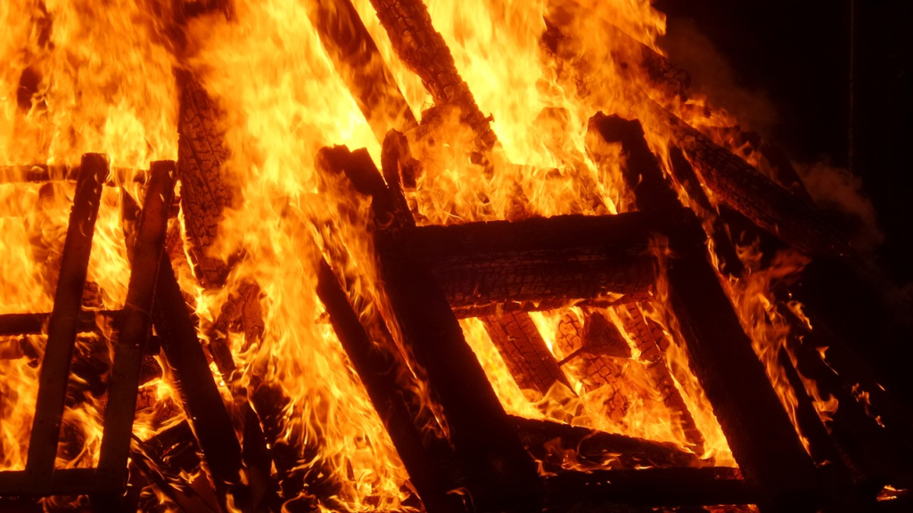 ¡Noche de San Juan en llamas! Seis luminarias encenderán la magia en Arenas de San Pedro y La Parra