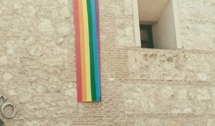 Retiran bandera LGTBI de Torrijos y desatan indignación en la comunidad