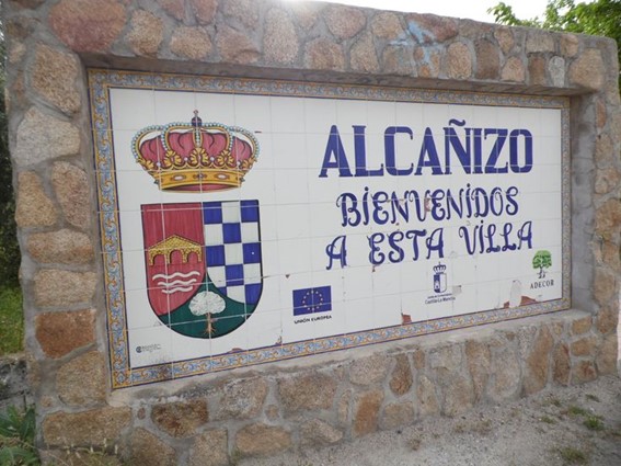 Cartel a la entrada del pueblo de Alcañizo - Foto de David Miguel Rubio