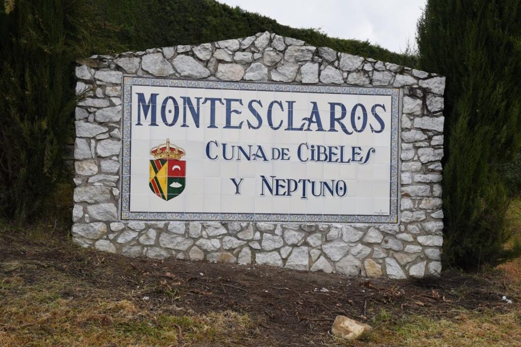 Cartel de entrada al pueblo de Montesclaros