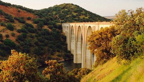 Descubre Calera y Chozas: El inicio de la Vía Verde de la Jara Puente que inicia la Vía Verde de la Jara