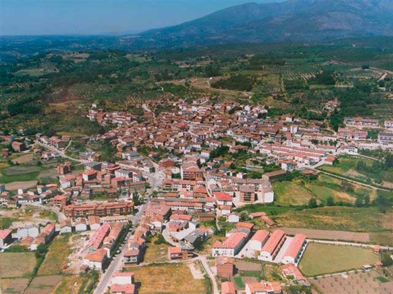 Vista aérea de Madrigal de la Vera - Foto de la página de casa rurales Las Cabañas de la Vera