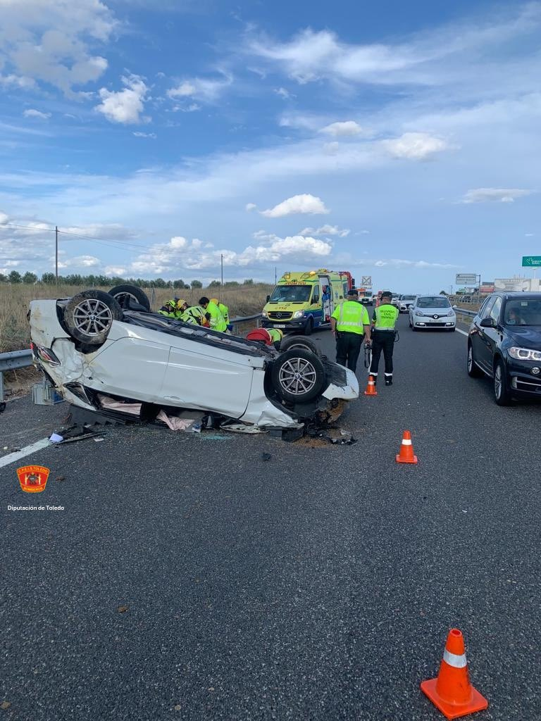 Dramático vuelco en la autovía A-5: Conductor atrapado en su vehículo en un espectacular accidente