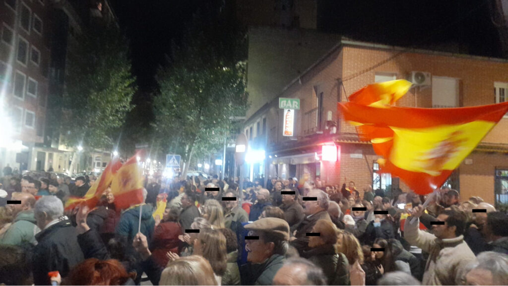 Talavera se une a las protestas contra la firma de la Amnistía en la sede el PSOE talaverana