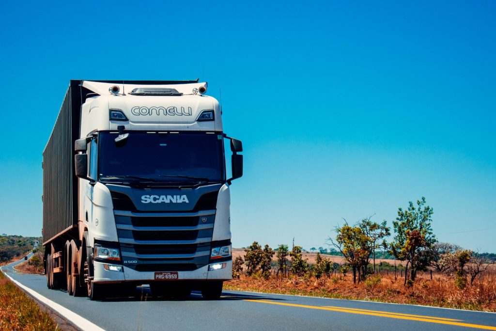 Oferta de empleo en Talavera: Se necesita conductor de tráiler white truck on road during daytime