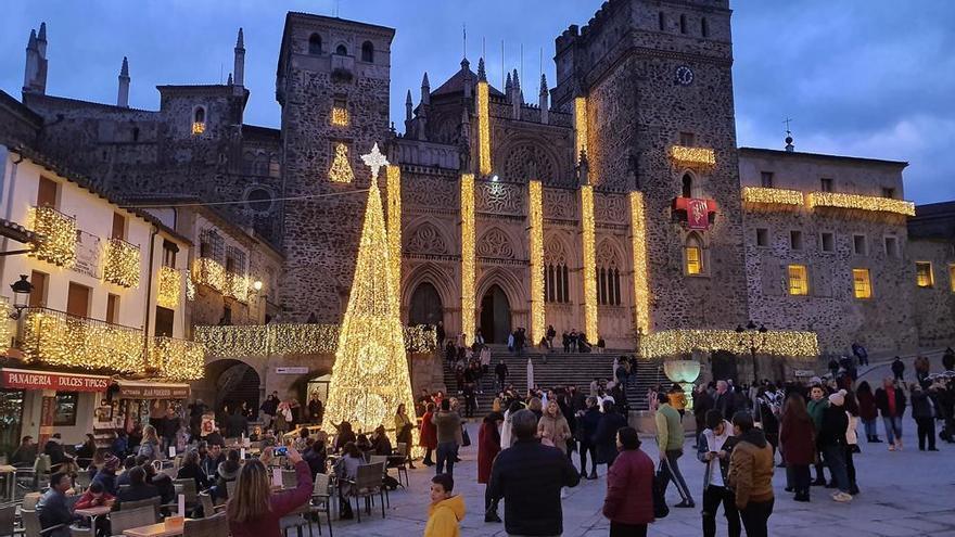 Guadalupe en Navidad: Disfruta del puente de diciembre 2023 a un paso de Talavera Descubre Guadalupe, la luz de la Navidad de Extremadura