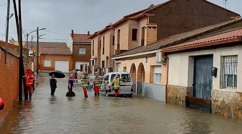 Los bomberos realizan heroico rescate de dos menores atrapados por las inundaciones en Cebolla