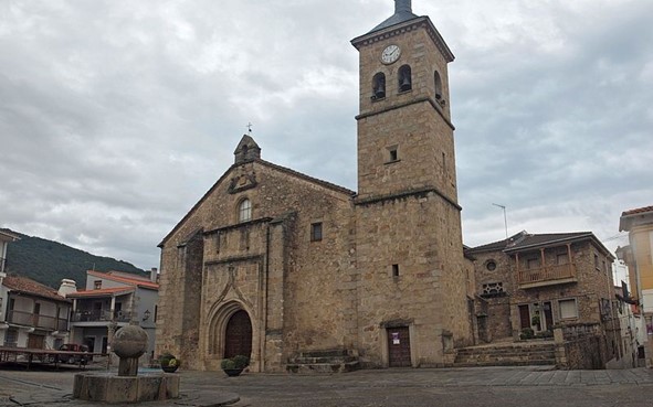Iglesia de Santiago Apóstol - Foto de Luis Fernández García, CC BY SA 2.5