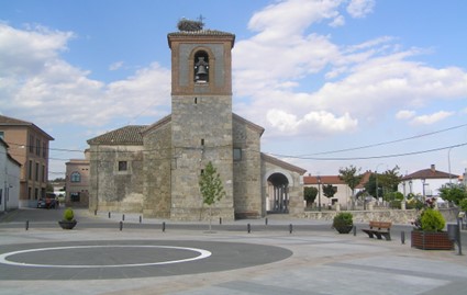 Vista frontal de la iglesia y plaza de Mejorada – Foto de la página del ayuntamiento de Mejorada