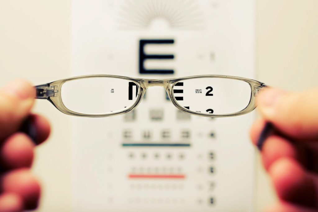 Oferta de empleo en Talavera: Se necesita óptico /a optometrista person holding eyeglasses