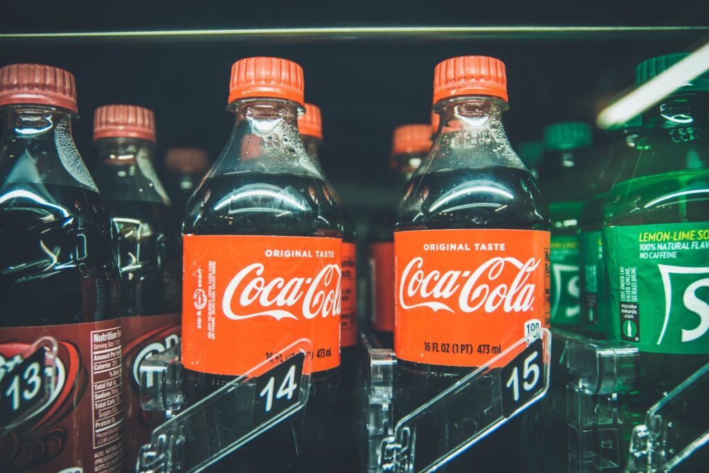 Oferta de empleo en Talavera: Se necesita reponedor de máquinas vending Coca-Cola bottles in between Sprite and another bottle